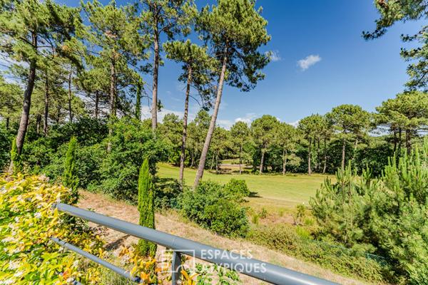 Propriété d’architecte confidentielle en lisière de forêt du Golf