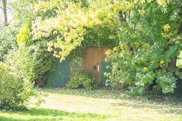 Maison avec son étang, ses cabanons et son terrain constructible