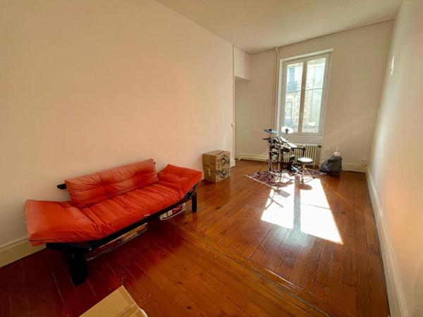 IMMEUBLE DE RAPPORT - NEVERS CENTRE-VILLE  - 448 M² AVEC COUR, GARAGES ET CAVE