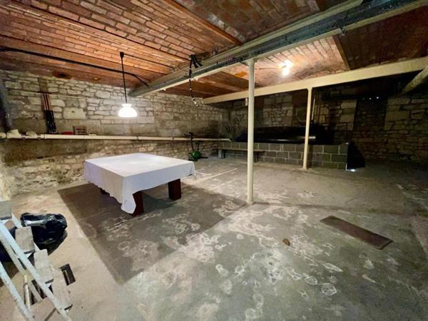 IMMEUBLE DE RAPPORT - NEVERS CENTRE-VILLE  - 448 M² AVEC COUR, GARAGES ET CAVE