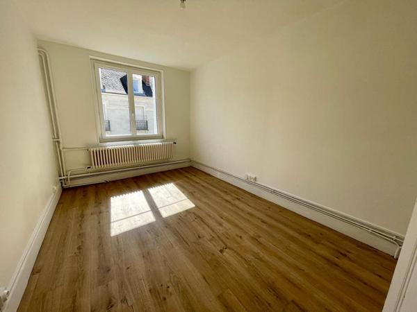 IMMEUBLE DE RAPPORT - NEVERS CENTRE-VILLE  - 448 M² AVEC COUR, GARAGES ET CAVE