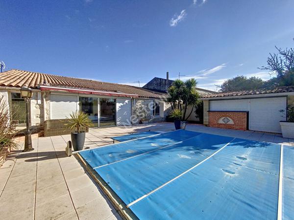 ECHILLAIS - 2 MIN SUD ROCHEFORT - CHARENTAISE AVEC PISCINE - 4 CHAMBRES - GRAND GARAGE -TERRAIN CLOS