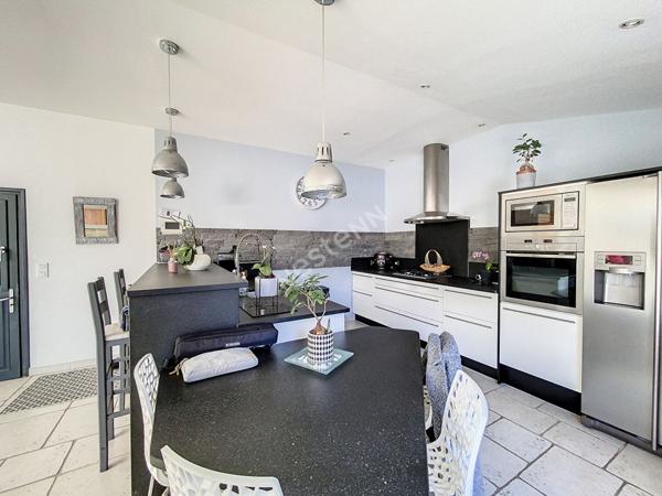 ECHILLAIS - 2 MIN SUD ROCHEFORT - CHARENTAISE AVEC PISCINE - 4 CHAMBRES - GRAND GARAGE -TERRAIN CLOS