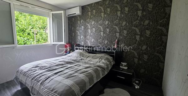 🌳 À 1h30 de Paris : Votre havre de paix à la campagne !

Vous cherchez une maison pour vos week-ends et profiter du calme de la campagne ? Cette maison est faite pour vous !

Découvrez cette maison individuelle de 135 m² (construction 1985), située à Cudot (89116). Idéale pour une famille ou un projet au vert, elle offre un cadre paisible sans aucune nuisance, avec un magnifique jardin arboré de 8 030 m² .

📝 Descriptif du bien :

• Au rez-de-chaussée : Grand séjour lumineux avec cuisine ouverte, 2 chambres, 1 bureau/dressing, salle d'eau et WC indépendant.
• À l'étage : 2 chambres et un WC indépendant.
• Les +++ : Chauffage économique par pompe à chaleur Air/Air , volets roulants électriques et un grand hangar de 70 m² (stockage, atelier, véhicules).

Proche des axes principaux tout en préservant votre intimité. L'escapade parfaite pour déconnecter du stress citadin !

Contactez-moi vite pour une visite !