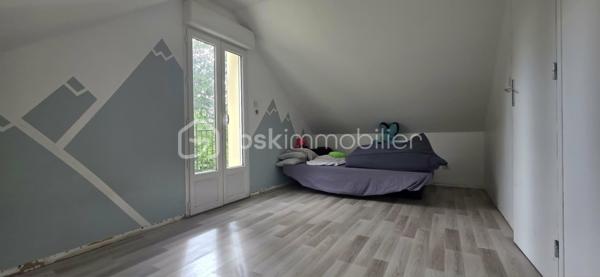 🌳 À 1h30 de Paris : Votre havre de paix à la campagne !

Vous cherchez une maison pour vos week-ends et profiter du calme de la campagne ? Cette maison est faite pour vous !

Découvrez cette maison individuelle de 135 m² (construction 1985), située à Cudot (89116). Idéale pour une famille ou un projet au vert, elle offre un cadre paisible sans aucune nuisance, avec un magnifique jardin arboré de 8 030 m² .

📝 Descriptif du bien :

• Au rez-de-chaussée : Grand séjour lumineux avec cuisine ouverte, 2 chambres, 1 bureau/dressing, salle d'eau et WC indépendant.
• À l'étage : 2 chambres et un WC indépendant.
• Les +++ : Chauffage économique par pompe à chaleur Air/Air , volets roulants électriques et un grand hangar de 70 m² (stockage, atelier, véhicules).

Proche des axes principaux tout en préservant votre intimité. L'escapade parfaite pour déconnecter du stress citadin !

Contactez-moi vite pour une visite !