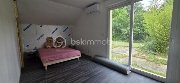 🌳 À 1h30 de Paris : Votre havre de paix à la campagne !

Vous cherchez une maison pour vos week-ends et profiter du calme de la campagne ? Cette maison est faite pour vous !

Découvrez cette maison individuelle de 135 m² (construction 1985), située à Cudot (89116). Idéale pour une famille ou un projet au vert, elle offre un cadre paisible sans aucune nuisance, avec un magnifique jardin arboré de 8 030 m² .

📝 Descriptif du bien :

• Au rez-de-chaussée : Grand séjour lumineux avec cuisine ouverte, 2 chambres, 1 bureau/dressing, salle d'eau et WC indépendant.
• À l'étage : 2 chambres et un WC indépendant.
• Les +++ : Chauffage économique par pompe à chaleur Air/Air , volets roulants électriques et un grand hangar de 70 m² (stockage, atelier, véhicules).

Proche des axes principaux tout en préservant votre intimité. L'escapade parfaite pour déconnecter du stress citadin !

Contactez-moi vite pour une visite !