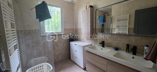 🌳 À 1h30 de Paris : Votre havre de paix à la campagne !

Vous cherchez une maison pour vos week-ends et profiter du calme de la campagne ? Cette maison est faite pour vous !

Découvrez cette maison individuelle de 135 m² (construction 1985), située à Cudot (89116). Idéale pour une famille ou un projet au vert, elle offre un cadre paisible sans aucune nuisance, avec un magnifique jardin arboré de 8 030 m² .

📝 Descriptif du bien :

• Au rez-de-chaussée : Grand séjour lumineux avec cuisine ouverte, 2 chambres, 1 bureau/dressing, salle d'eau et WC indépendant.
• À l'étage : 2 chambres et un WC indépendant.
• Les +++ : Chauffage économique par pompe à chaleur Air/Air , volets roulants électriques et un grand hangar de 70 m² (stockage, atelier, véhicules).

Proche des axes principaux tout en préservant votre intimité. L'escapade parfaite pour déconnecter du stress citadin !

Contactez-moi vite pour une visite !