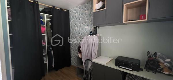 🌳 À 1h30 de Paris : Votre havre de paix à la campagne !

Vous cherchez une maison pour vos week-ends et profiter du calme de la campagne ? Cette maison est faite pour vous !

Découvrez cette maison individuelle de 135 m² (construction 1985), située à Cudot (89116). Idéale pour une famille ou un projet au vert, elle offre un cadre paisible sans aucune nuisance, avec un magnifique jardin arboré de 8 030 m² .

📝 Descriptif du bien :

• Au rez-de-chaussée : Grand séjour lumineux avec cuisine ouverte, 2 chambres, 1 bureau/dressing, salle d'eau et WC indépendant.
• À l'étage : 2 chambres et un WC indépendant.
• Les +++ : Chauffage économique par pompe à chaleur Air/Air , volets roulants électriques et un grand hangar de 70 m² (stockage, atelier, véhicules).

Proche des axes principaux tout en préservant votre intimité. L'escapade parfaite pour déconnecter du stress citadin !

Contactez-moi vite pour une visite !