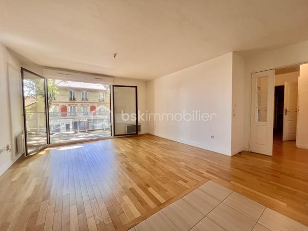 ROUTE DE MONTESSON - LE VESINET
QUARTIER LES CHARMETTES
COUP DE COEUR

Beau T3 de 60,45 m2 carrez, LUMINEUX, exposition Sud, CALME, au 1er étage sur 4 avec ascenseur. Copropriété récente de 2015 sécurisée, bien entretenue et arborée.
L'entrée de 5,3 m2 dessert :
Une pièce de vie salon/salle à manger avec cuisine ouverte aménagée et équipée de 26 m2 ainsi, qu'une terrasse (et balcon) de 13 m2 - exposition Sud
2 chambres au calme d'environ de 10,5 et 12,4 m2. Une salle de bain de 4,8 m2 et sèche serviettes ; ainsi que des toilettes séparées

Deux places de parkings (accessibles par ascenseur) complètent le bien.

DPE en cours - pas de travaux à prévoir
Parquet dans l'intégralité de l'appartement
Double vitrage PVC
Visiophone, digicode et caméras - aucune procédure en AG - accès PMR

Proche écoles, groupes scolaires, marché (2 fois par semaine) et commerces au pied de l'immeuble (pressing, pharmacie, bar tabac, quincaillerie, supérette, pizzeria..)
Arrêt de bus à 40 mètres 
Stationnement extérieur gratuit
N'hésitez pas à me contacter pour davantage d'informations/photos/vidéos et/ou pour programmer une visite ensemble 7j/7