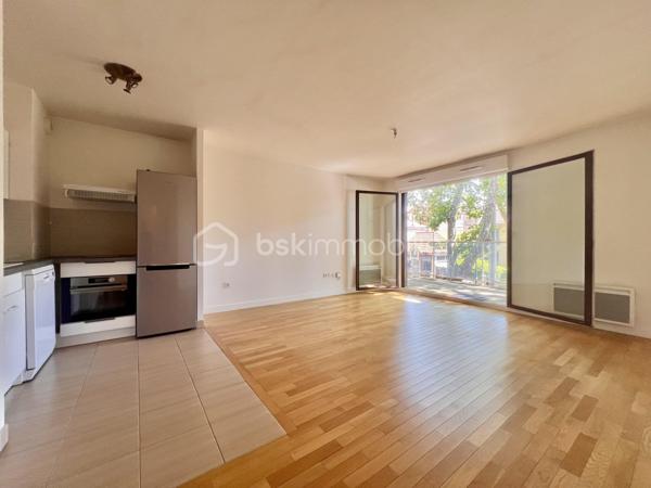 ROUTE DE MONTESSON - LE VESINET
QUARTIER LES CHARMETTES
COUP DE COEUR

Beau T3 de 60,45 m2 carrez, LUMINEUX, exposition Sud, CALME, au 1er étage sur 4 avec ascenseur. Copropriété récente de 2015 sécurisée, bien entretenue et arborée.
L'entrée de 5,3 m2 dessert :
Une pièce de vie salon/salle à manger avec cuisine ouverte aménagée et équipée de 26 m2 ainsi, qu'une terrasse (et balcon) de 13 m2 - exposition Sud
2 chambres au calme d'environ de 10,5 et 12,4 m2. Une salle de bain de 4,8 m2 et sèche serviettes ; ainsi que des toilettes séparées

Deux places de parkings (accessibles par ascenseur) complètent le bien.

DPE en cours - pas de travaux à prévoir
Parquet dans l'intégralité de l'appartement
Double vitrage PVC
Visiophone, digicode et caméras - aucune procédure en AG - accès PMR

Proche écoles, groupes scolaires, marché (2 fois par semaine) et commerces au pied de l'immeuble (pressing, pharmacie, bar tabac, quincaillerie, supérette, pizzeria..)
Arrêt de bus à 40 mètres 
Stationnement extérieur gratuit
N'hésitez pas à me contacter pour davantage d'informations/photos/vidéos et/ou pour programmer une visite ensemble 7j/7