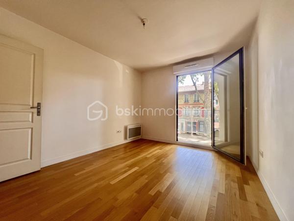ROUTE DE MONTESSON - LE VESINET
QUARTIER LES CHARMETTES
COUP DE COEUR

Beau T3 de 60,45 m2 carrez, LUMINEUX, exposition Sud, CALME, au 1er étage sur 4 avec ascenseur. Copropriété récente de 2015 sécurisée, bien entretenue et arborée.
L'entrée de 5,3 m2 dessert :
Une pièce de vie salon/salle à manger avec cuisine ouverte aménagée et équipée de 26 m2 ainsi, qu'une terrasse (et balcon) de 13 m2 - exposition Sud
2 chambres au calme d'environ de 10,5 et 12,4 m2. Une salle de bain de 4,8 m2 et sèche serviettes ; ainsi que des toilettes séparées

Deux places de parkings (accessibles par ascenseur) complètent le bien.

DPE en cours - pas de travaux à prévoir
Parquet dans l'intégralité de l'appartement
Double vitrage PVC
Visiophone, digicode et caméras - aucune procédure en AG - accès PMR

Proche écoles, groupes scolaires, marché (2 fois par semaine) et commerces au pied de l'immeuble (pressing, pharmacie, bar tabac, quincaillerie, supérette, pizzeria..)
Arrêt de bus à 40 mètres 
Stationnement extérieur gratuit
N'hésitez pas à me contacter pour davantage d'informations/photos/vidéos et/ou pour programmer une visite ensemble 7j/7