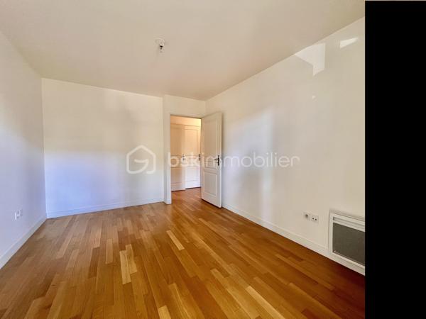 ROUTE DE MONTESSON - LE VESINET
QUARTIER LES CHARMETTES
COUP DE COEUR

Beau T3 de 60,45 m2 carrez, LUMINEUX, exposition Sud, CALME, au 1er étage sur 4 avec ascenseur. Copropriété récente de 2015 sécurisée, bien entretenue et arborée.
L'entrée de 5,3 m2 dessert :
Une pièce de vie salon/salle à manger avec cuisine ouverte aménagée et équipée de 26 m2 ainsi, qu'une terrasse (et balcon) de 13 m2 - exposition Sud
2 chambres au calme d'environ de 10,5 et 12,4 m2. Une salle de bain de 4,8 m2 et sèche serviettes ; ainsi que des toilettes séparées

Deux places de parkings (accessibles par ascenseur) complètent le bien.

DPE en cours - pas de travaux à prévoir
Parquet dans l'intégralité de l'appartement
Double vitrage PVC
Visiophone, digicode et caméras - aucune procédure en AG - accès PMR

Proche écoles, groupes scolaires, marché (2 fois par semaine) et commerces au pied de l'immeuble (pressing, pharmacie, bar tabac, quincaillerie, supérette, pizzeria..)
Arrêt de bus à 40 mètres 
Stationnement extérieur gratuit
N'hésitez pas à me contacter pour davantage d'informations/photos/vidéos et/ou pour programmer une visite ensemble 7j/7
