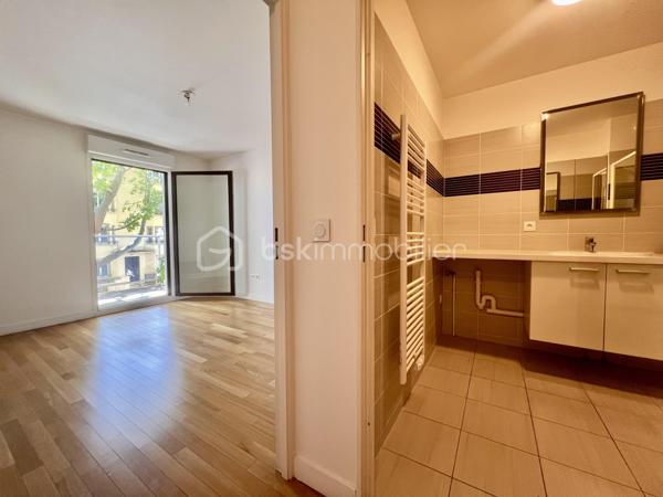 ROUTE DE MONTESSON - LE VESINET
QUARTIER LES CHARMETTES
COUP DE COEUR

Beau T3 de 60,45 m2 carrez, LUMINEUX, exposition Sud, CALME, au 1er étage sur 4 avec ascenseur. Copropriété récente de 2015 sécurisée, bien entretenue et arborée.
L'entrée de 5,3 m2 dessert :
Une pièce de vie salon/salle à manger avec cuisine ouverte aménagée et équipée de 26 m2 ainsi, qu'une terrasse (et balcon) de 13 m2 - exposition Sud
2 chambres au calme d'environ de 10,5 et 12,4 m2. Une salle de bain de 4,8 m2 et sèche serviettes ; ainsi que des toilettes séparées

Deux places de parkings (accessibles par ascenseur) complètent le bien.

DPE en cours - pas de travaux à prévoir
Parquet dans l'intégralité de l'appartement
Double vitrage PVC
Visiophone, digicode et caméras - aucune procédure en AG - accès PMR

Proche écoles, groupes scolaires, marché (2 fois par semaine) et commerces au pied de l'immeuble (pressing, pharmacie, bar tabac, quincaillerie, supérette, pizzeria..)
Arrêt de bus à 40 mètres 
Stationnement extérieur gratuit
N'hésitez pas à me contacter pour davantage d'informations/photos/vidéos et/ou pour programmer une visite ensemble 7j/7