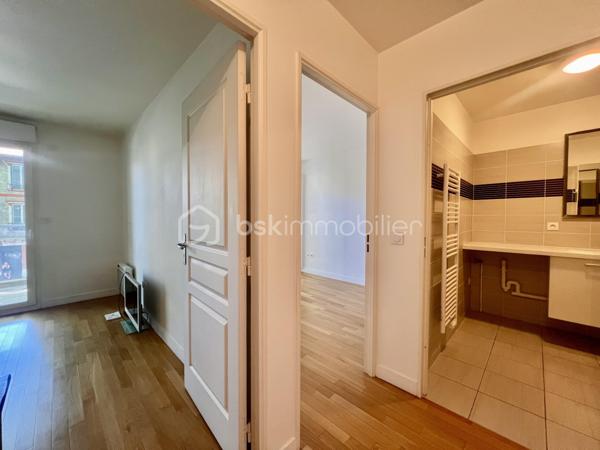 ROUTE DE MONTESSON - LE VESINET
QUARTIER LES CHARMETTES
COUP DE COEUR

Beau T3 de 60,45 m2 carrez, LUMINEUX, exposition Sud, CALME, au 1er étage sur 4 avec ascenseur. Copropriété récente de 2015 sécurisée, bien entretenue et arborée.
L'entrée de 5,3 m2 dessert :
Une pièce de vie salon/salle à manger avec cuisine ouverte aménagée et équipée de 26 m2 ainsi, qu'une terrasse (et balcon) de 13 m2 - exposition Sud
2 chambres au calme d'environ de 10,5 et 12,4 m2. Une salle de bain de 4,8 m2 et sèche serviettes ; ainsi que des toilettes séparées

Deux places de parkings (accessibles par ascenseur) complètent le bien.

DPE en cours - pas de travaux à prévoir
Parquet dans l'intégralité de l'appartement
Double vitrage PVC
Visiophone, digicode et caméras - aucune procédure en AG - accès PMR

Proche écoles, groupes scolaires, marché (2 fois par semaine) et commerces au pied de l'immeuble (pressing, pharmacie, bar tabac, quincaillerie, supérette, pizzeria..)
Arrêt de bus à 40 mètres 
Stationnement extérieur gratuit
N'hésitez pas à me contacter pour davantage d'informations/photos/vidéos et/ou pour programmer une visite ensemble 7j/7