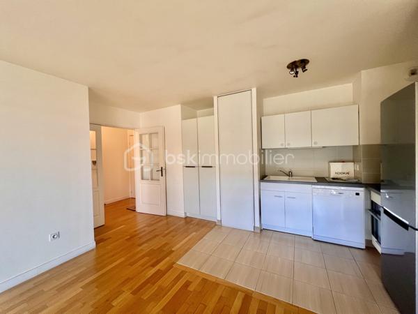 ROUTE DE MONTESSON - LE VESINET
QUARTIER LES CHARMETTES
COUP DE COEUR

Beau T3 de 60,45 m2 carrez, LUMINEUX, exposition Sud, CALME, au 1er étage sur 4 avec ascenseur. Copropriété récente de 2015 sécurisée, bien entretenue et arborée.
L'entrée de 5,3 m2 dessert :
Une pièce de vie salon/salle à manger avec cuisine ouverte aménagée et équipée de 26 m2 ainsi, qu'une terrasse (et balcon) de 13 m2 - exposition Sud
2 chambres au calme d'environ de 10,5 et 12,4 m2. Une salle de bain de 4,8 m2 et sèche serviettes ; ainsi que des toilettes séparées

Deux places de parkings (accessibles par ascenseur) complètent le bien.

DPE en cours - pas de travaux à prévoir
Parquet dans l'intégralité de l'appartement
Double vitrage PVC
Visiophone, digicode et caméras - aucune procédure en AG - accès PMR

Proche écoles, groupes scolaires, marché (2 fois par semaine) et commerces au pied de l'immeuble (pressing, pharmacie, bar tabac, quincaillerie, supérette, pizzeria..)
Arrêt de bus à 40 mètres 
Stationnement extérieur gratuit
N'hésitez pas à me contacter pour davantage d'informations/photos/vidéos et/ou pour programmer une visite ensemble 7j/7