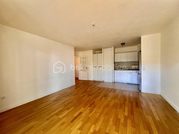 ROUTE DE MONTESSON - LE VESINET
QUARTIER LES CHARMETTES
COUP DE COEUR

Beau T3 de 60,45 m2 carrez, LUMINEUX, exposition Sud, CALME, au 1er étage sur 4 avec ascenseur. Copropriété récente de 2015 sécurisée, bien entretenue et arborée.
L'entrée de 5,3 m2 dessert :
Une pièce de vie salon/salle à manger avec cuisine ouverte aménagée et équipée de 26 m2 ainsi, qu'une terrasse (et balcon) de 13 m2 - exposition Sud
2 chambres au calme d'environ de 10,5 et 12,4 m2. Une salle de bain de 4,8 m2 et sèche serviettes ; ainsi que des toilettes séparées

Deux places de parkings (accessibles par ascenseur) complètent le bien.

DPE en cours - pas de travaux à prévoir
Parquet dans l'intégralité de l'appartement
Double vitrage PVC
Visiophone, digicode et caméras - aucune procédure en AG - accès PMR

Proche écoles, groupes scolaires, marché (2 fois par semaine) et commerces au pied de l'immeuble (pressing, pharmacie, bar tabac, quincaillerie, supérette, pizzeria..)
Arrêt de bus à 40 mètres 
Stationnement extérieur gratuit
N'hésitez pas à me contacter pour davantage d'informations/photos/vidéos et/ou pour programmer une visite ensemble 7j/7