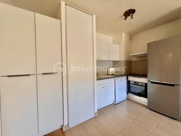 ROUTE DE MONTESSON - LE VESINET
QUARTIER LES CHARMETTES
COUP DE COEUR

Beau T3 de 60,45 m2 carrez, LUMINEUX, exposition Sud, CALME, au 1er étage sur 4 avec ascenseur. Copropriété récente de 2015 sécurisée, bien entretenue et arborée.
L'entrée de 5,3 m2 dessert :
Une pièce de vie salon/salle à manger avec cuisine ouverte aménagée et équipée de 26 m2 ainsi, qu'une terrasse (et balcon) de 13 m2 - exposition Sud
2 chambres au calme d'environ de 10,5 et 12,4 m2. Une salle de bain de 4,8 m2 et sèche serviettes ; ainsi que des toilettes séparées

Deux places de parkings (accessibles par ascenseur) complètent le bien.

DPE en cours - pas de travaux à prévoir
Parquet dans l'intégralité de l'appartement
Double vitrage PVC
Visiophone, digicode et caméras - aucune procédure en AG - accès PMR

Proche écoles, groupes scolaires, marché (2 fois par semaine) et commerces au pied de l'immeuble (pressing, pharmacie, bar tabac, quincaillerie, supérette, pizzeria..)
Arrêt de bus à 40 mètres 
Stationnement extérieur gratuit
N'hésitez pas à me contacter pour davantage d'informations/photos/vidéos et/ou pour programmer une visite ensemble 7j/7