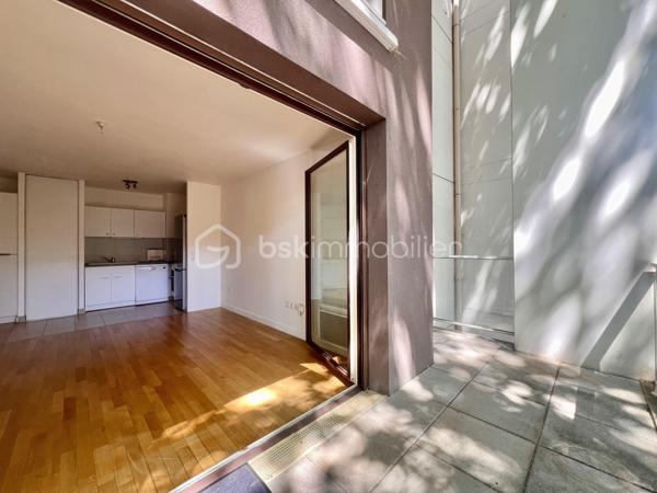 ROUTE DE MONTESSON - LE VESINET
QUARTIER LES CHARMETTES
COUP DE COEUR

Beau T3 de 60,45 m2 carrez, LUMINEUX, exposition Sud, CALME, au 1er étage sur 4 avec ascenseur. Copropriété récente de 2015 sécurisée, bien entretenue et arborée.
L'entrée de 5,3 m2 dessert :
Une pièce de vie salon/salle à manger avec cuisine ouverte aménagée et équipée de 26 m2 ainsi, qu'une terrasse (et balcon) de 13 m2 - exposition Sud
2 chambres au calme d'environ de 10,5 et 12,4 m2. Une salle de bain de 4,8 m2 et sèche serviettes ; ainsi que des toilettes séparées

Deux places de parkings (accessibles par ascenseur) complètent le bien.

DPE en cours - pas de travaux à prévoir
Parquet dans l'intégralité de l'appartement
Double vitrage PVC
Visiophone, digicode et caméras - aucune procédure en AG - accès PMR

Proche écoles, groupes scolaires, marché (2 fois par semaine) et commerces au pied de l'immeuble (pressing, pharmacie, bar tabac, quincaillerie, supérette, pizzeria..)
Arrêt de bus à 40 mètres 
Stationnement extérieur gratuit
N'hésitez pas à me contacter pour davantage d'informations/photos/vidéos et/ou pour programmer une visite ensemble 7j/7