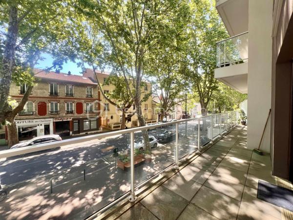 ROUTE DE MONTESSON - LE VESINET
QUARTIER LES CHARMETTES
COUP DE COEUR

Beau T3 de 60,45 m2 carrez, LUMINEUX, exposition Sud, CALME, au 1er étage sur 4 avec ascenseur. Copropriété récente de 2015 sécurisée, bien entretenue et arborée.
L'entrée de 5,3 m2 dessert :
Une pièce de vie salon/salle à manger avec cuisine ouverte aménagée et équipée de 26 m2 ainsi, qu'une terrasse (et balcon) de 13 m2 - exposition Sud
2 chambres au calme d'environ de 10,5 et 12,4 m2. Une salle de bain de 4,8 m2 et sèche serviettes ; ainsi que des toilettes séparées

Deux places de parkings (accessibles par ascenseur) complètent le bien.

DPE en cours - pas de travaux à prévoir
Parquet dans l'intégralité de l'appartement
Double vitrage PVC
Visiophone, digicode et caméras - aucune procédure en AG - accès PMR

Proche écoles, groupes scolaires, marché (2 fois par semaine) et commerces au pied de l'immeuble (pressing, pharmacie, bar tabac, quincaillerie, supérette, pizzeria..)
Arrêt de bus à 40 mètres 
Stationnement extérieur gratuit
N'hésitez pas à me contacter pour davantage d'informations/photos/vidéos et/ou pour programmer une visite ensemble 7j/7