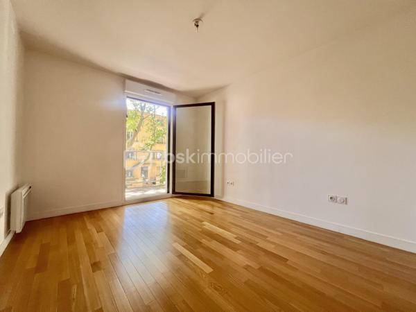 ROUTE DE MONTESSON - LE VESINET
QUARTIER LES CHARMETTES
COUP DE COEUR

Beau T3 de 60,45 m2 carrez, LUMINEUX, exposition Sud, CALME, au 1er étage sur 4 avec ascenseur. Copropriété récente de 2015 sécurisée, bien entretenue et arborée.
L'entrée de 5,3 m2 dessert :
Une pièce de vie salon/salle à manger avec cuisine ouverte aménagée et équipée de 26 m2 ainsi, qu'une terrasse (et balcon) de 13 m2 - exposition Sud
2 chambres au calme d'environ de 10,5 et 12,4 m2. Une salle de bain de 4,8 m2 et sèche serviettes ; ainsi que des toilettes séparées

Deux places de parkings (accessibles par ascenseur) complètent le bien.

DPE en cours - pas de travaux à prévoir
Parquet dans l'intégralité de l'appartement
Double vitrage PVC
Visiophone, digicode et caméras - aucune procédure en AG - accès PMR

Proche écoles, groupes scolaires, marché (2 fois par semaine) et commerces au pied de l'immeuble (pressing, pharmacie, bar tabac, quincaillerie, supérette, pizzeria..)
Arrêt de bus à 40 mètres 
Stationnement extérieur gratuit
N'hésitez pas à me contacter pour davantage d'informations/photos/vidéos et/ou pour programmer une visite ensemble 7j/7