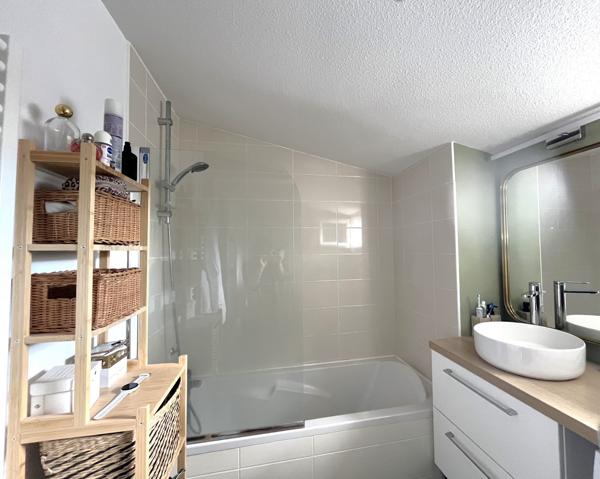 A VENDRE – Appartement T3 en duplex avec deux stationnements -Vannes Est