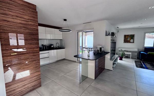 Maison à vendre    4 pièces •  Saint-Mitre-les-Remparts