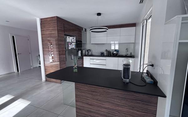 Maison à vendre    4 pièces •  Saint-Mitre-les-Remparts