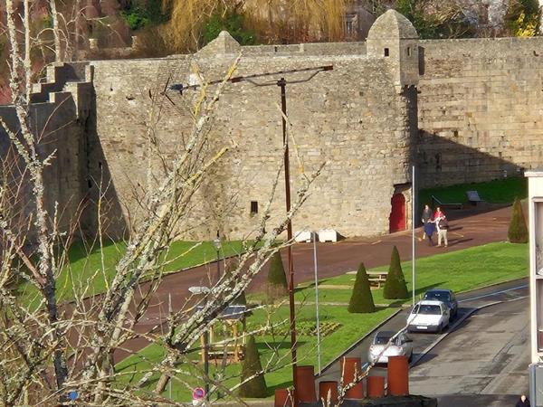 Charmant appartement de 60 m2 en rez-de-jardin (avec terrain de 150 m2 environ) dans un quartier calme sur les hauteurs d'Hennebont (Morbihan) à proximité du centre (500 m). (2 min de Hennebont centre, 10 min de Lanester, 10 min de Caudan, 19 min de Lorie