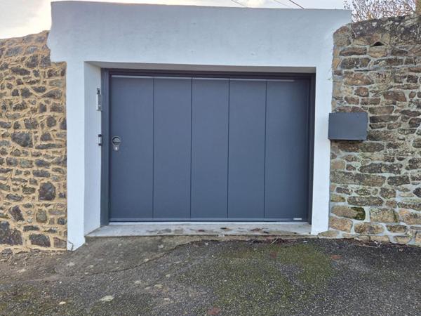 Charmant appartement de 60 m2 en rez-de-jardin (avec terrain de 150 m2 environ) dans un quartier calme sur les hauteurs d'Hennebont (Morbihan) à proximité du centre (500 m). (2 min de Hennebont centre, 10 min de Lanester, 10 min de Caudan, 19 min de Lorie