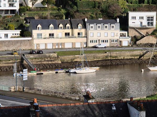 Charmant appartement de 60 m2 en rez-de-jardin (avec terrain de 150 m2 environ) dans un quartier calme sur les hauteurs d'Hennebont (Morbihan) à proximité du centre (500 m). (2 min de Hennebont centre, 10 min de Lanester, 10 min de Caudan, 19 min de Lorie