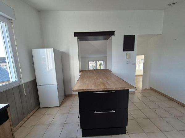 Charmant appartement de 60 m2 en rez-de-jardin (avec terrain de 150 m2 environ) dans un quartier calme sur les hauteurs d'Hennebont (Morbihan) à proximité du centre (500 m). (2 min de Hennebont centre, 10 min de Lanester, 10 min de Caudan, 19 min de Lorie