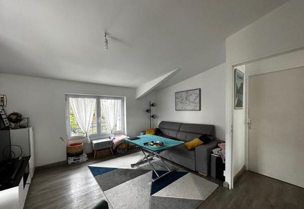 Charmant appartement de 60 m2 en rez-de-jardin (avec terrain de 150 m2 environ) dans un quartier calme sur les hauteurs d'Hennebont (Morbihan) à proximité du centre (500 m). (2 min de Hennebont centre, 10 min de Lanester, 10 min de Caudan, 19 min de Lorie