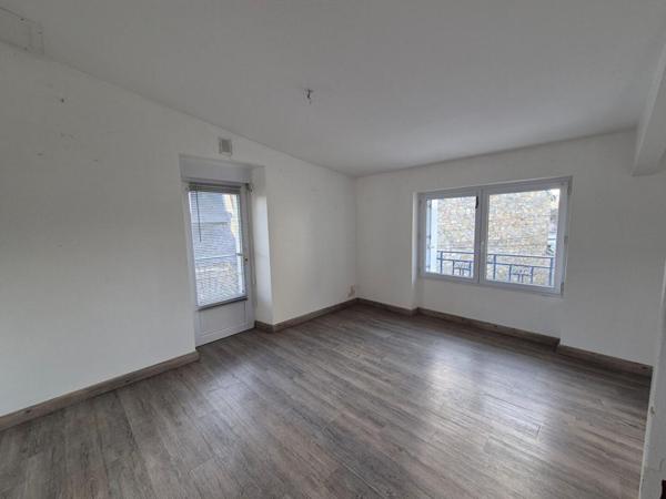 Charmant appartement de 60 m2 en rez-de-jardin (avec terrain de 150 m2 environ) dans un quartier calme sur les hauteurs d'Hennebont (Morbihan) à proximité du centre (500 m). (2 min de Hennebont centre, 10 min de Lanester, 10 min de Caudan, 19 min de Lorie