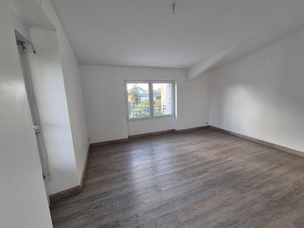 Charmant appartement de 60 m2 en rez-de-jardin (avec terrain de 150 m2 environ) dans un quartier calme sur les hauteurs d'Hennebont (Morbihan) à proximité du centre (500 m). (2 min de Hennebont centre, 10 min de Lanester, 10 min de Caudan, 19 min de Lorie