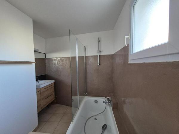 Charmant appartement de 60 m2 en rez-de-jardin (avec terrain de 150 m2 environ) dans un quartier calme sur les hauteurs d'Hennebont (Morbihan) à proximité du centre (500 m). (2 min de Hennebont centre, 10 min de Lanester, 10 min de Caudan, 19 min de Lorie