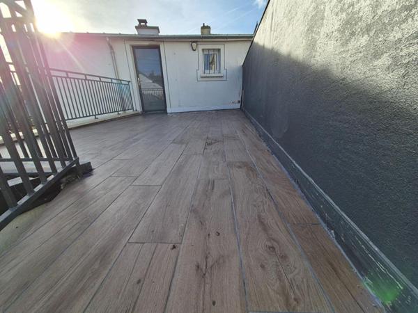 Charmant appartement de 60 m2 en rez-de-jardin (avec terrain de 150 m2 environ) dans un quartier calme sur les hauteurs d'Hennebont (Morbihan) à proximité du centre (500 m). (2 min de Hennebont centre, 10 min de Lanester, 10 min de Caudan, 19 min de Lorie