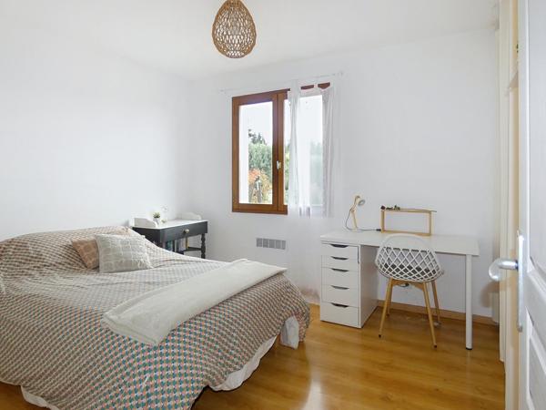 Villa plain pied 114m² 4 chambres sur terrain arboré de 1398m² avec piscine 9x5