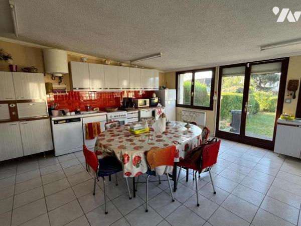 Maison jumelée avec garage dans quartier calme.