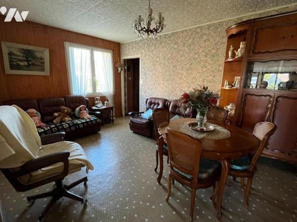 Maison jumelée avec garage dans quartier calme.