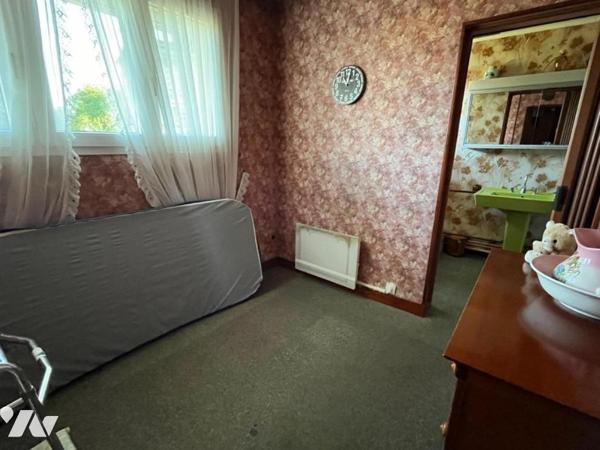 Maison jumelée avec garage dans quartier calme.