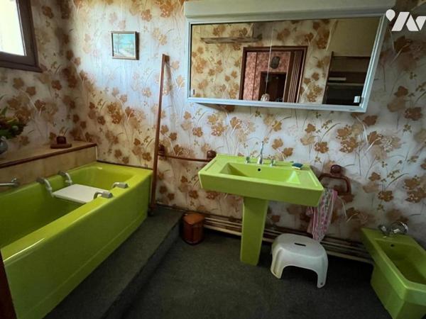 Maison jumelée avec garage dans quartier calme.