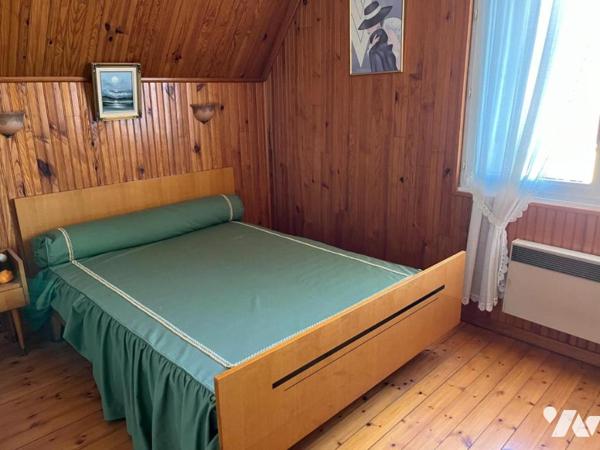 Maison jumelée avec garage dans quartier calme.