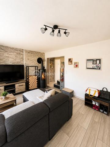 Au cœur de Gisors, cette maison lumineuse bénéficie d'un emplacement particulièrement pratique : la gare, les écoles et les commerces sont tous accessibles à pied. Un atout précieux au quotidien, aussi bien pour la vie de famille que pour les trajets domicile-travail.

Rez-de-chaussée

L'espace de vie s'organise autour d'une grande pièce ouverte et baignée de lumière. La cuisine, dotée d'un espace dînatoire, se prolonge sur un salon chaleureux équipé d'un poêle à bois. Le niveau comprend également un bureau attenant à une buanderie, ainsi qu'un WC séparé. Cet agencement permet d'envisager un véritable plain-pied de vie, idéal pour gagner en confort au quotidien comme pour anticiper l'avenir.

À l'étage

L'étage dessert trois chambres spacieuses, une salle d'eau et un WC indépendant. Il accueille également une suite parentale équipée d'une baignoire et d'une douche, offrant un espace nuit confortable et nettement séparé des pièces de vie. Une configuration adaptée aux familles à la recherche de volume et de chambres pour chacun.

Extérieurs et annexes

La maison dispose d'une terrasse, espace appréciable pour les repas en extérieur et les moments de détente aux beaux jours. Un abri de jardin vient compléter l'ensemble pour le rangement. Une prise dédiée à la recharge d'un véhicule électrique est par ailleurs installée, un équipement de plus en plus recherché.

Équipements et énergie

La maison est équipée de panneaux solaires et d'un poêle à bois. Ces deux éléments participent au confort thermique du logement et à la maîtrise des dépenses énergétiques, un critère devenu déterminant pour de nombreux acquéreurs aujourd'hui.

Environnement et commodités

Située à Gisors, dans l'Eure (27), la maison profite d'un cadre où l'ensemble des services du quotidien se trouve à proximité immédiate. Gare, établissements scolaires et commerces sont accessibles à pied, ce qui en fait un bien adapté aux familles, aux primo-accédants comme aux actifs effectuant des trajets réguliers.

Une maison familiale lumineuse et bien agencée, à deux pas de la gare et des commerces de Gisors.