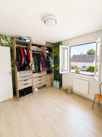 Au cœur de Gisors, cette maison lumineuse bénéficie d'un emplacement particulièrement pratique : la gare, les écoles et les commerces sont tous accessibles à pied. Un atout précieux au quotidien, aussi bien pour la vie de famille que pour les trajets domicile-travail.

Rez-de-chaussée

L'espace de vie s'organise autour d'une grande pièce ouverte et baignée de lumière. La cuisine, dotée d'un espace dînatoire, se prolonge sur un salon chaleureux équipé d'un poêle à bois. Le niveau comprend également un bureau attenant à une buanderie, ainsi qu'un WC séparé. Cet agencement permet d'envisager un véritable plain-pied de vie, idéal pour gagner en confort au quotidien comme pour anticiper l'avenir.

À l'étage

L'étage dessert trois chambres spacieuses, une salle d'eau et un WC indépendant. Il accueille également une suite parentale équipée d'une baignoire et d'une douche, offrant un espace nuit confortable et nettement séparé des pièces de vie. Une configuration adaptée aux familles à la recherche de volume et de chambres pour chacun.

Extérieurs et annexes

La maison dispose d'une terrasse, espace appréciable pour les repas en extérieur et les moments de détente aux beaux jours. Un abri de jardin vient compléter l'ensemble pour le rangement. Une prise dédiée à la recharge d'un véhicule électrique est par ailleurs installée, un équipement de plus en plus recherché.

Équipements et énergie

La maison est équipée de panneaux solaires et d'un poêle à bois. Ces deux éléments participent au confort thermique du logement et à la maîtrise des dépenses énergétiques, un critère devenu déterminant pour de nombreux acquéreurs aujourd'hui.

Environnement et commodités

Située à Gisors, dans l'Eure (27), la maison profite d'un cadre où l'ensemble des services du quotidien se trouve à proximité immédiate. Gare, établissements scolaires et commerces sont accessibles à pied, ce qui en fait un bien adapté aux familles, aux primo-accédants comme aux actifs effectuant des trajets réguliers.

Une maison familiale lumineuse et bien agencée, à deux pas de la gare et des commerces de Gisors.