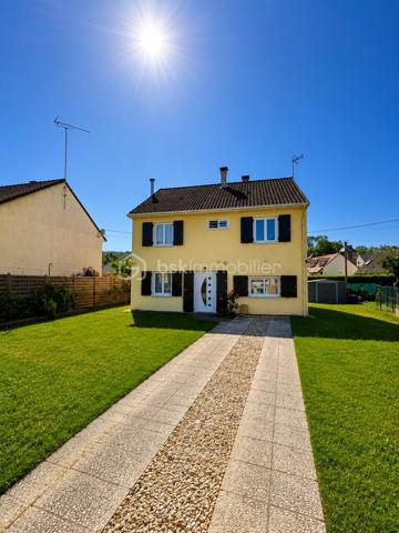 Au cœur de Gisors, cette maison lumineuse bénéficie d'un emplacement particulièrement pratique : la gare, les écoles et les commerces sont tous accessibles à pied. Un atout précieux au quotidien, aussi bien pour la vie de famille que pour les trajets domicile-travail.

Rez-de-chaussée

L'espace de vie s'organise autour d'une grande pièce ouverte et baignée de lumière. La cuisine, dotée d'un espace dînatoire, se prolonge sur un salon chaleureux équipé d'un poêle à bois. Le niveau comprend également un bureau attenant à une buanderie, ainsi qu'un WC séparé. Cet agencement permet d'envisager un véritable plain-pied de vie, idéal pour gagner en confort au quotidien comme pour anticiper l'avenir.

À l'étage

L'étage dessert trois chambres spacieuses, une salle d'eau et un WC indépendant. Il accueille également une suite parentale équipée d'une baignoire et d'une douche, offrant un espace nuit confortable et nettement séparé des pièces de vie. Une configuration adaptée aux familles à la recherche de volume et de chambres pour chacun.

Extérieurs et annexes

La maison dispose d'une terrasse, espace appréciable pour les repas en extérieur et les moments de détente aux beaux jours. Un abri de jardin vient compléter l'ensemble pour le rangement. Une prise dédiée à la recharge d'un véhicule électrique est par ailleurs installée, un équipement de plus en plus recherché.

Équipements et énergie

La maison est équipée de panneaux solaires et d'un poêle à bois. Ces deux éléments participent au confort thermique du logement et à la maîtrise des dépenses énergétiques, un critère devenu déterminant pour de nombreux acquéreurs aujourd'hui.

Environnement et commodités

Située à Gisors, dans l'Eure (27), la maison profite d'un cadre où l'ensemble des services du quotidien se trouve à proximité immédiate. Gare, établissements scolaires et commerces sont accessibles à pied, ce qui en fait un bien adapté aux familles, aux primo-accédants comme aux actifs effectuant des trajets réguliers.

Une maison familiale lumineuse et bien agencée, à deux pas de la gare et des commerces de Gisors.