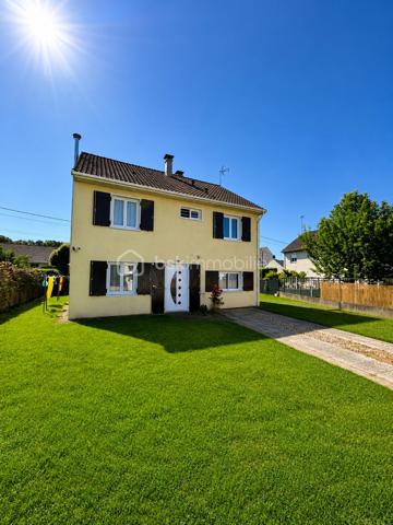Au cœur de Gisors, cette maison lumineuse bénéficie d'un emplacement particulièrement pratique : la gare, les écoles et les commerces sont tous accessibles à pied. Un atout précieux au quotidien, aussi bien pour la vie de famille que pour les trajets domicile-travail.

Rez-de-chaussée

L'espace de vie s'organise autour d'une grande pièce ouverte et baignée de lumière. La cuisine, dotée d'un espace dînatoire, se prolonge sur un salon chaleureux équipé d'un poêle à bois. Le niveau comprend également un bureau attenant à une buanderie, ainsi qu'un WC séparé. Cet agencement permet d'envisager un véritable plain-pied de vie, idéal pour gagner en confort au quotidien comme pour anticiper l'avenir.

À l'étage

L'étage dessert trois chambres spacieuses, une salle d'eau et un WC indépendant. Il accueille également une suite parentale équipée d'une baignoire et d'une douche, offrant un espace nuit confortable et nettement séparé des pièces de vie. Une configuration adaptée aux familles à la recherche de volume et de chambres pour chacun.

Extérieurs et annexes

La maison dispose d'une terrasse, espace appréciable pour les repas en extérieur et les moments de détente aux beaux jours. Un abri de jardin vient compléter l'ensemble pour le rangement. Une prise dédiée à la recharge d'un véhicule électrique est par ailleurs installée, un équipement de plus en plus recherché.

Équipements et énergie

La maison est équipée de panneaux solaires et d'un poêle à bois. Ces deux éléments participent au confort thermique du logement et à la maîtrise des dépenses énergétiques, un critère devenu déterminant pour de nombreux acquéreurs aujourd'hui.

Environnement et commodités

Située à Gisors, dans l'Eure (27), la maison profite d'un cadre où l'ensemble des services du quotidien se trouve à proximité immédiate. Gare, établissements scolaires et commerces sont accessibles à pied, ce qui en fait un bien adapté aux familles, aux primo-accédants comme aux actifs effectuant des trajets réguliers.

Une maison familiale lumineuse et bien agencée, à deux pas de la gare et des commerces de Gisors.
