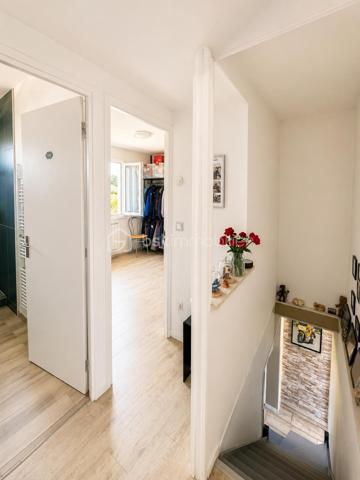 Au cœur de Gisors, cette maison lumineuse bénéficie d'un emplacement particulièrement pratique : la gare, les écoles et les commerces sont tous accessibles à pied. Un atout précieux au quotidien, aussi bien pour la vie de famille que pour les trajets domicile-travail.

Rez-de-chaussée

L'espace de vie s'organise autour d'une grande pièce ouverte et baignée de lumière. La cuisine, dotée d'un espace dînatoire, se prolonge sur un salon chaleureux équipé d'un poêle à bois. Le niveau comprend également un bureau attenant à une buanderie, ainsi qu'un WC séparé. Cet agencement permet d'envisager un véritable plain-pied de vie, idéal pour gagner en confort au quotidien comme pour anticiper l'avenir.

À l'étage

L'étage dessert trois chambres spacieuses, une salle d'eau et un WC indépendant. Il accueille également une suite parentale équipée d'une baignoire et d'une douche, offrant un espace nuit confortable et nettement séparé des pièces de vie. Une configuration adaptée aux familles à la recherche de volume et de chambres pour chacun.

Extérieurs et annexes

La maison dispose d'une terrasse, espace appréciable pour les repas en extérieur et les moments de détente aux beaux jours. Un abri de jardin vient compléter l'ensemble pour le rangement. Une prise dédiée à la recharge d'un véhicule électrique est par ailleurs installée, un équipement de plus en plus recherché.

Équipements et énergie

La maison est équipée de panneaux solaires et d'un poêle à bois. Ces deux éléments participent au confort thermique du logement et à la maîtrise des dépenses énergétiques, un critère devenu déterminant pour de nombreux acquéreurs aujourd'hui.

Environnement et commodités

Située à Gisors, dans l'Eure (27), la maison profite d'un cadre où l'ensemble des services du quotidien se trouve à proximité immédiate. Gare, établissements scolaires et commerces sont accessibles à pied, ce qui en fait un bien adapté aux familles, aux primo-accédants comme aux actifs effectuant des trajets réguliers.

Une maison familiale lumineuse et bien agencée, à deux pas de la gare et des commerces de Gisors.