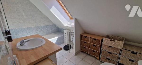 A 8 min de Rennes, à 300m du collège et du bus de Rennes metropole, proche des commerces et des...