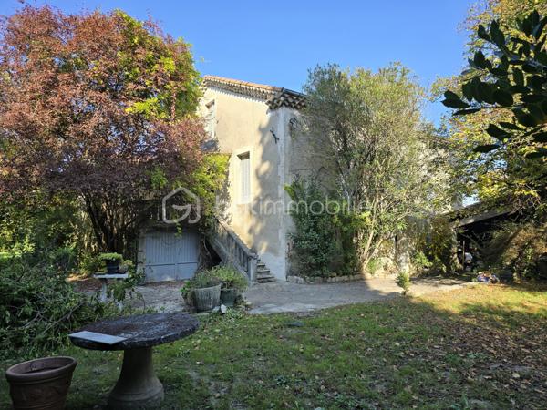Située sur la commune du Teil, Cette maison de caractère séduira les amateurs d'authenticité grâce à ses éléments anciens préservés, tels que les carreaux de ciment, les cheminées et ses beaux volumes.
Le rez-de-chaussée est entièrement dédié aux espaces annexes avec plusieurs caves et un garage, offrant de nombreuses possibilités de stockage et de rangement.
L'habitation se développe au premier étage, où se trouvent un salon-séjour lumineux, une cuisine indépendante, plusieurs chambres, une salle de bains ainsi qu'un WC indépendant, offrant un agencement fonctionnel pour une vie de famille.
Le dernier niveau accueille plusieurs chambres mansardées, une salle d'eau ainsi qu'une vaste pièce polyvalente pouvant être aménagée selon vos envies en salle de jeux, second salon, bureau, espace détente ou atelier.
Édifiée sur un terrain de 2 377 m², cette propriété offre un bel espace extérieur, idéal pour profiter des beaux jours ou imaginer différents aménagements.
Des travaux de modernisation permettront de révéler tout le potentiel de cette maison. Grâce à sa distribution, à ses beaux volumes et à son environnement, elle conviendra aussi bien à une résidence principale qu'à une résidence secondaire.