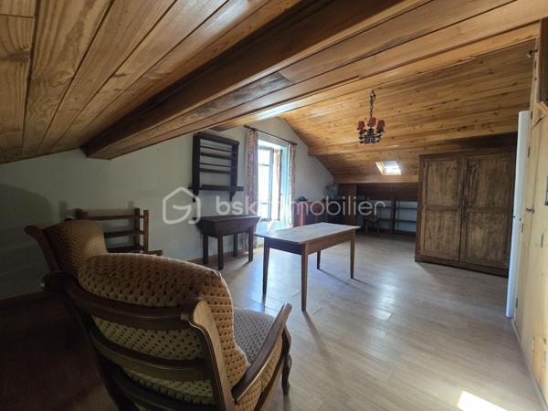 Située sur la commune du Teil, Cette maison de caractère séduira les amateurs d'authenticité grâce à ses éléments anciens préservés, tels que les carreaux de ciment, les cheminées et ses beaux volumes.
Le rez-de-chaussée est entièrement dédié aux espaces annexes avec plusieurs caves et un garage, offrant de nombreuses possibilités de stockage et de rangement.
L'habitation se développe au premier étage, où se trouvent un salon-séjour lumineux, une cuisine indépendante, plusieurs chambres, une salle de bains ainsi qu'un WC indépendant, offrant un agencement fonctionnel pour une vie de famille.
Le dernier niveau accueille plusieurs chambres mansardées, une salle d'eau ainsi qu'une vaste pièce polyvalente pouvant être aménagée selon vos envies en salle de jeux, second salon, bureau, espace détente ou atelier.
Édifiée sur un terrain de 2 377 m², cette propriété offre un bel espace extérieur, idéal pour profiter des beaux jours ou imaginer différents aménagements.
Des travaux de modernisation permettront de révéler tout le potentiel de cette maison. Grâce à sa distribution, à ses beaux volumes et à son environnement, elle conviendra aussi bien à une résidence principale qu'à une résidence secondaire.
